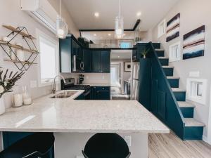 Beautiful and Elegant River Front Cottage