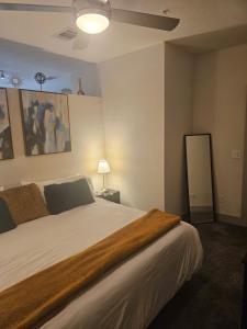 Modern Cozy Condo facing Riverwalk w King Suite