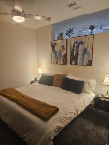 Modern Cozy Condo facing Riverwalk w King Suite