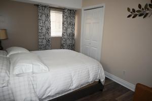 Elegant Downtown Niagara Falls Apartment