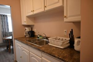 Elegant Downtown Niagara Falls Apartment