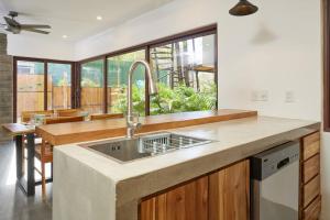 Green Turtle Townhome #4 Private Pool & Garden 300Mtrs to Beach