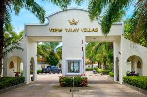 Bali Style Luxury Pool Villa near Beach & Walking ST!