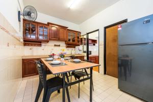 7 min to Sunway Pyramid Deluxe Room Shared House at PJS9