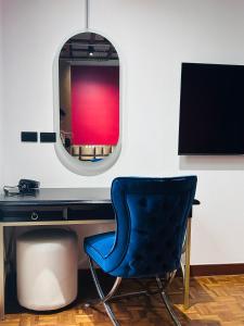 Brown Brick Thonglor - Red Burgundy Room