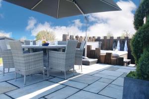 Nyth Glan y Môr, Modern Luxury Lodge with Hot Tub