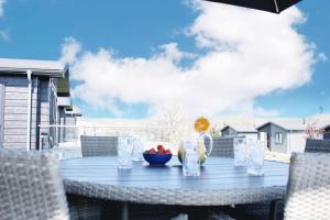 Nyth Glan y Môr, Modern Luxury Lodge with Hot Tub