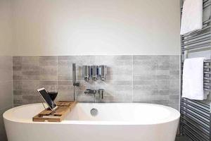 Nyth Glan y Môr, Modern Luxury Lodge with Hot Tub