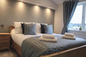 Nyth Glan y Môr, Modern Luxury Lodge with Hot Tub