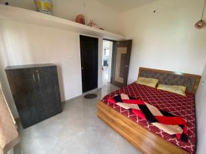 Cheerful 2 Bedroom Townhouse with village feel.