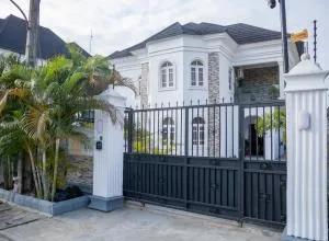 West End Mansion - Mopo Onijebu