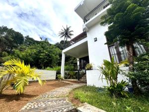 Misty Hills Lakeview Lounge