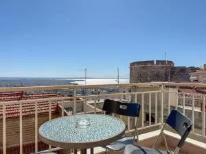 Historic Seaview Getaway Near the City Center - Ágios Pávlos