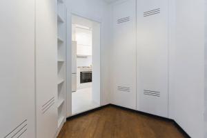 Architect Jonas generous 85 sqm apartment full of Art