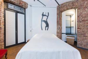 Architect Jonas generous 85 sqm apartment full of Art