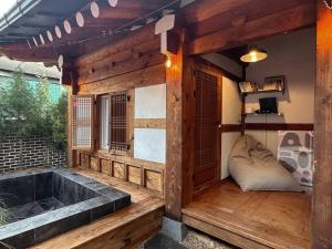 Hanok village private house with jacuzzi Aboy