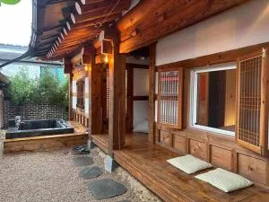 Hanok village private house with jacuzzi Aboy - Gimje