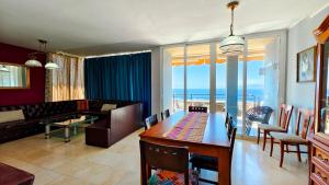 Luxury villa with fantastic ocean views and private pool