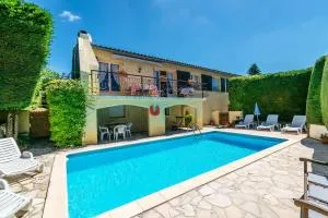 Fantastic Four Bed Family Home - Laprade