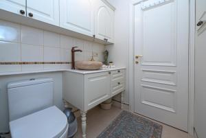 Luxury Old Town Apartment with Terrace