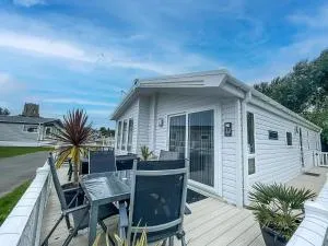 Spacious 8 Berth Luxury Lodge For Hire At Broadland Sands In Suffolk Ref 20033Cv - Blundeston
