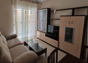 Lovely Beach flat, ground floor, with fast WiFi, AC and Heating