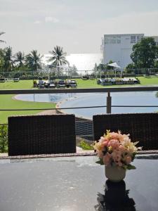 Karon Beach Large 2 bedrooms & living room Seaview apartment