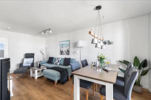 Maltes-Ostseekoje Parken frei vorm Haus, 500m zum Strand,Infrarotsauna,Magenta TV mit Netflix ,Disney TVund Rtl plus, Kaminofen im Wohnzimmer,ab Oktober Brennholz gratis Fahrradschuppen,Mückenschutz