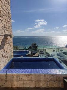 Bonita habitación con pequeña piscina a aire libre