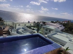 Bonita habitación con pequeña piscina a aire libre