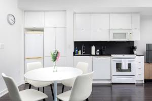 Lovely Condo by Rogers Centre