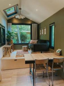 Sfeervol Tiny House in het Bos