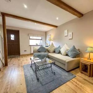 Meadow View Cottage - cosy, romantic & 20 mins from Alton Towers