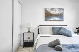 Posh 4 Bed Home with Backyard in Great Location - Берлінгтон