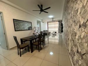 Puchong Condo Free WiFi & Netflix