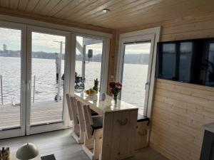 Hausboot Janne Lübeck Inclusive Kanu nach Verfügbarkeit SUP und WLAN 50 MBit s Flat