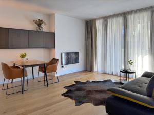 Tom Sawyers OLD TOWN Studio