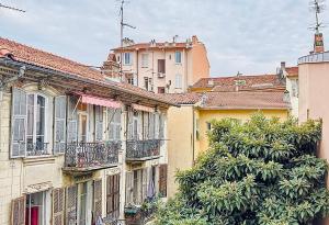 Charming 2-Bedroom Retreat Near City Center with Excellent Transport Links