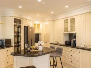 Water Front 5B4B Dream House with French and Bali Style - 黄金海岸