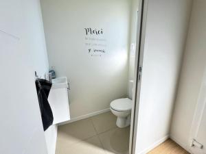 Maisons de vacances La Maison bleue - Plain-Pied proche plages et Caen : photos des chambres