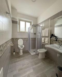 King Room with Roll-In Shower - Disability Access