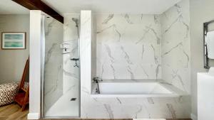 Luxurious villa with heated pool and ocean views