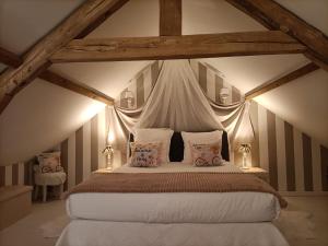 Maisons d'hotes La Grange Aux Hirondelles - Chambre romantique : photos des chambres