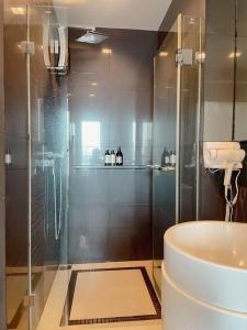 Opulence Riverview with Train Access