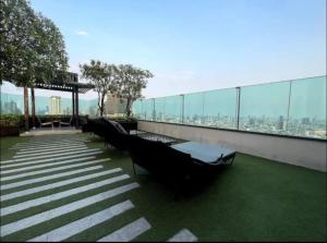 Opulence Riverview with Train Access