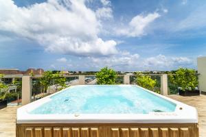 2 BD Suite with Balcony, Rooftop Pool, Hot Tub, Gym #207