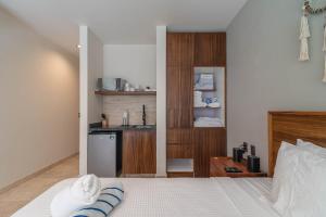 King Suite with Rooftop Pool, Sauna, Gym, Parking