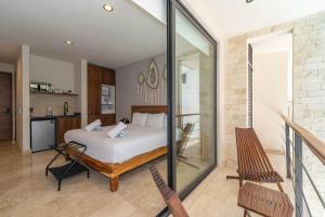 King Suite with Rooftop Pool, Sauna, Gym, Parking