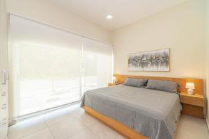2 BD with Balcony, Rooftop Pool, Hot Tub, Gym