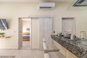 2 BD with Balcony, Rooftop Pool, Hot Tub, Gym